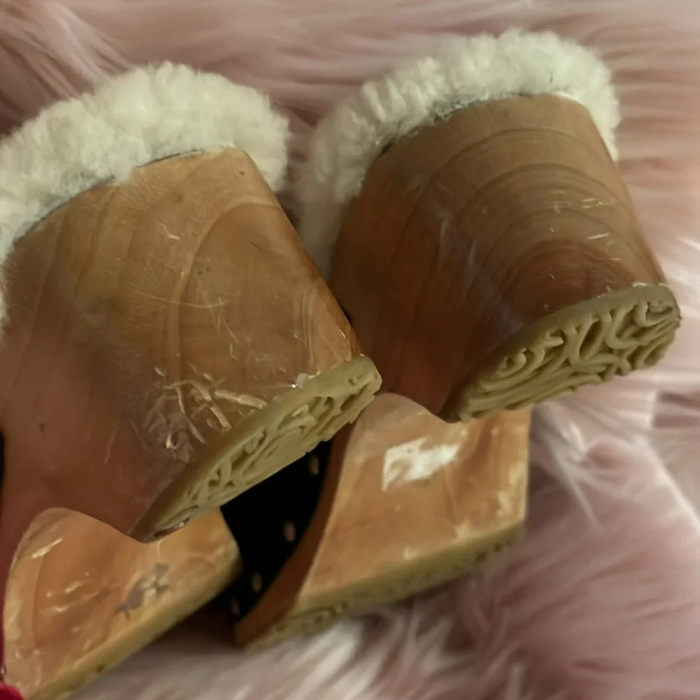 UGG CLOGS SIZE 7 - Picture 4 of 6